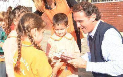 Katopodis acompa�� a alumnos de San Mart�n en el inicio de clases