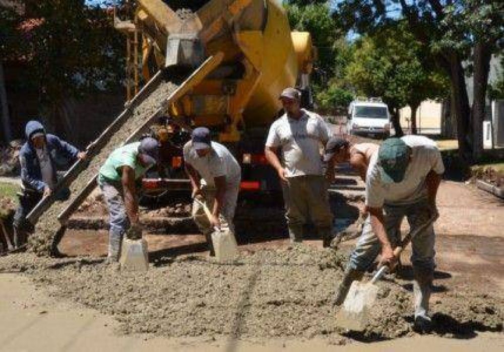 Contin�a el plan de bacheo en cinco barrios de San Mart�n