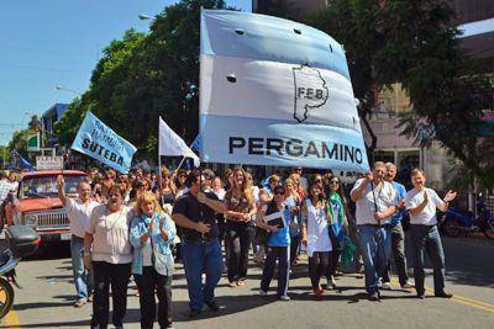 Los docentes marcharon en la ciudad