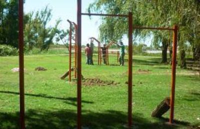 Contin�an instalando juegos en el Paseo P�blico