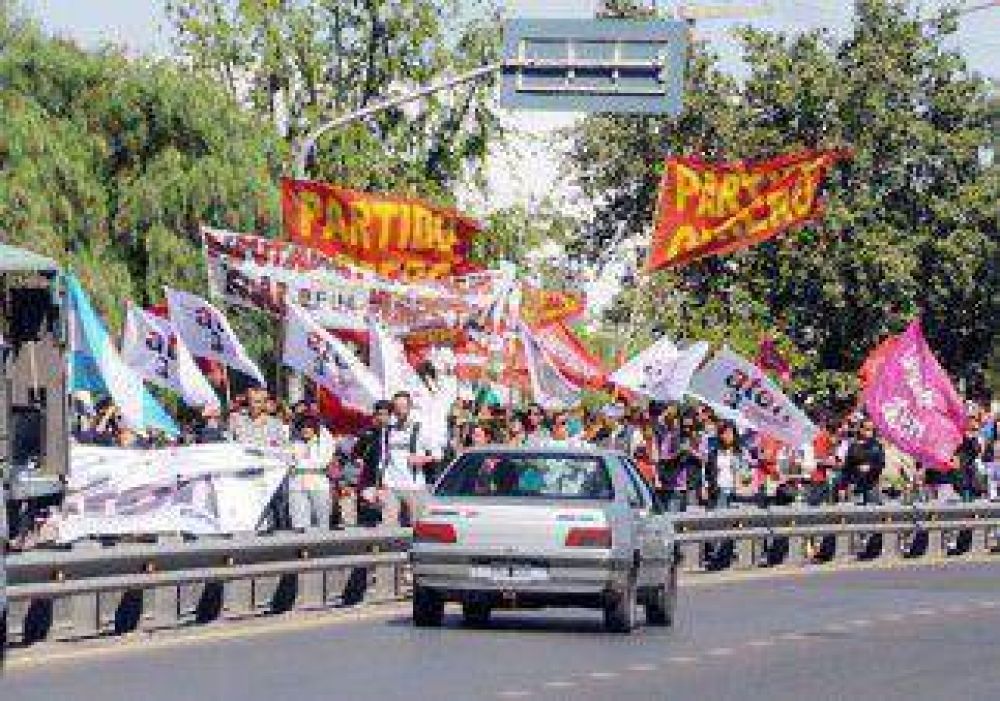 ATEN llev� reclamo salarial hacia los puentes 