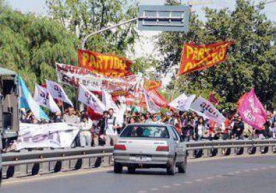 ATEN llev� reclamo salarial hacia los puentes 