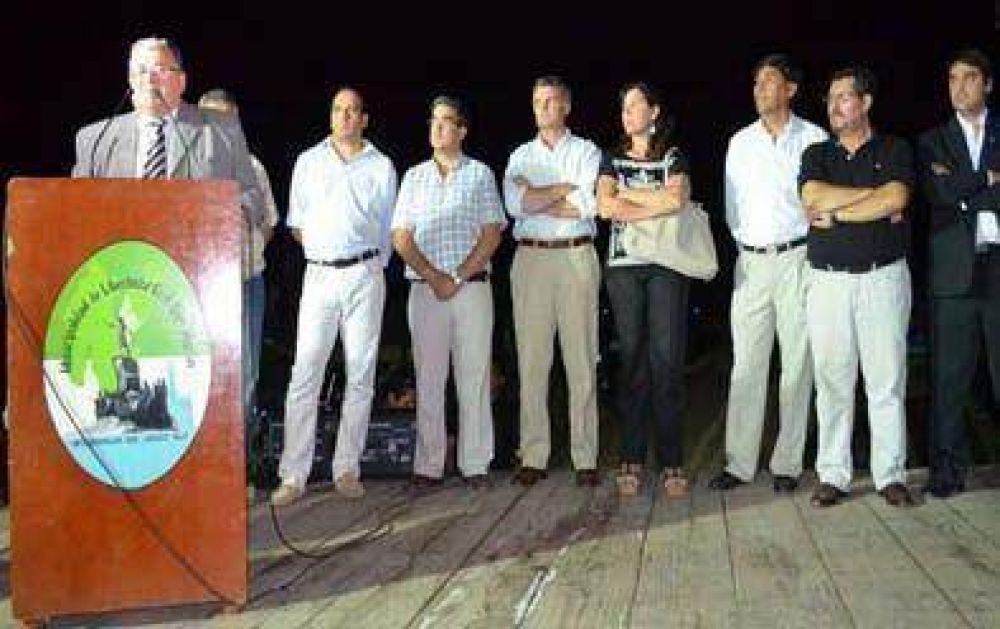 Cosentini inaugur� una red el�ctrica para 1.200 familias