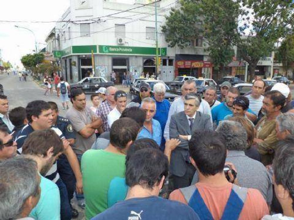 Pol�tica e intereses contrapuestos tras la puja por las licencias de taxis en Berisso