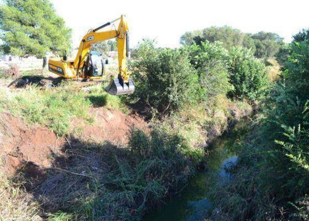 Limpian desag�e en el barrio Escondido