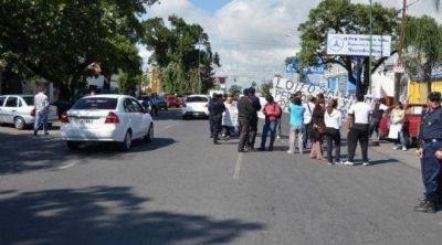 Vecinos de Villa M�nica protestan: "Seguimos viviendo en calidad de indigencia"