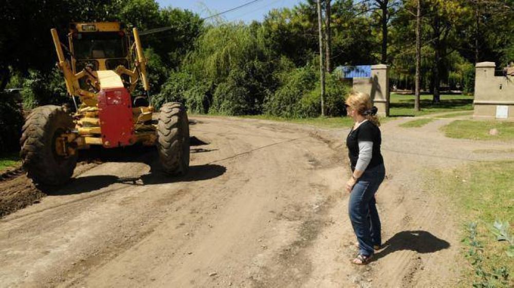 Cansados de esperar, vecinos pagan para arreglar una calle