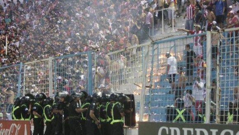 La derrota y la injusticia desataron la violencia en las tribunas