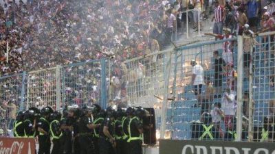 La derrota y la injusticia desataron la violencia en las tribunas