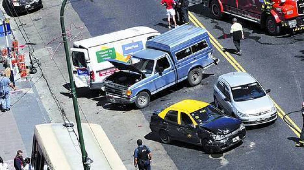 Un colectivo fuera de control choc� a nueve autos en Flores: hubo 19 heridos