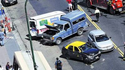 Un colectivo fuera de control choc� a nueve autos en Flores: hubo 19 heridos