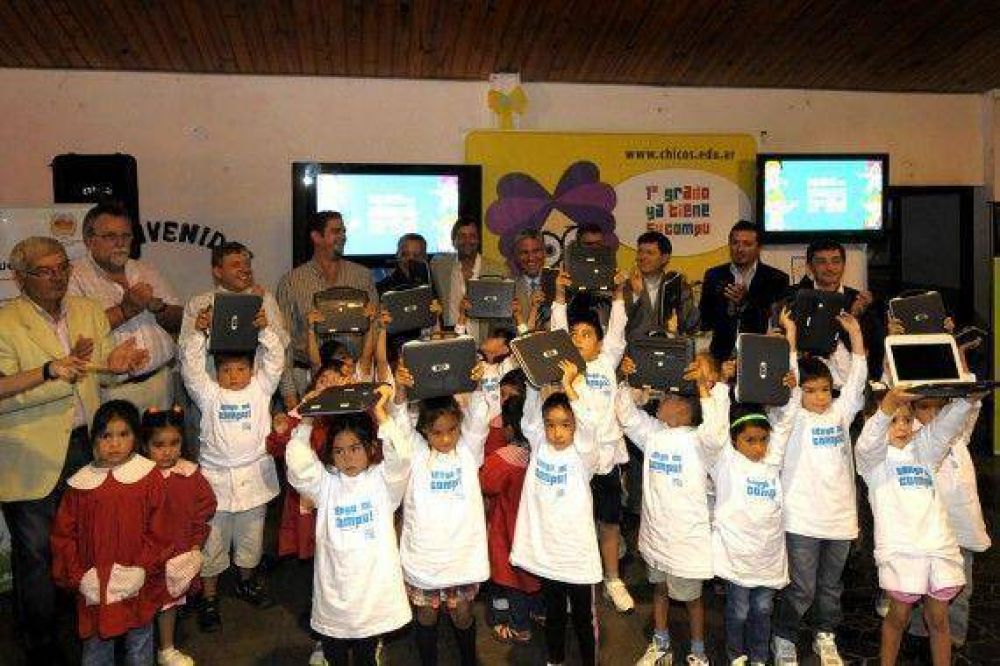 Alumnos del Departamento Dupuy recibieron sus computadoras