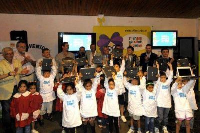 Alumnos del Departamento Dupuy recibieron sus computadoras