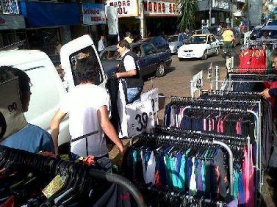 Comerciante denuncia ordenanzas contradictorias sobre el uso de las veredas