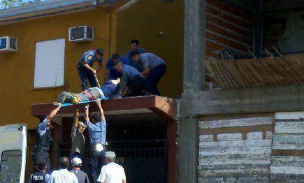 Un obrero fue internado en grave estado tras caer de un tercer piso