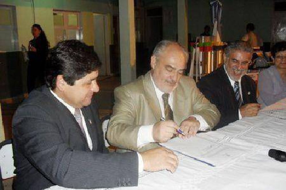 En obras educativas, sociales y pavimento, la Provincia invierte $6 millones en It� Ibat�