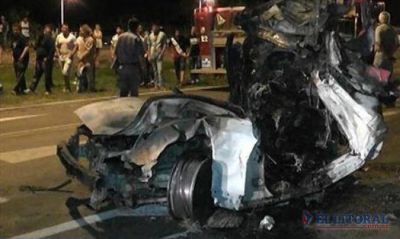 Dos muertos tras prenderse fuego un acto al chocar contra un puente peatonal