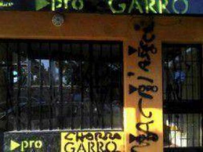 Atacan local partidario del PRO platense con pintadas agraviantes