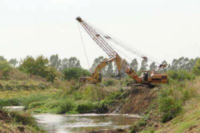 La dragalina comenz� su trabajo en el Arroyo Azul