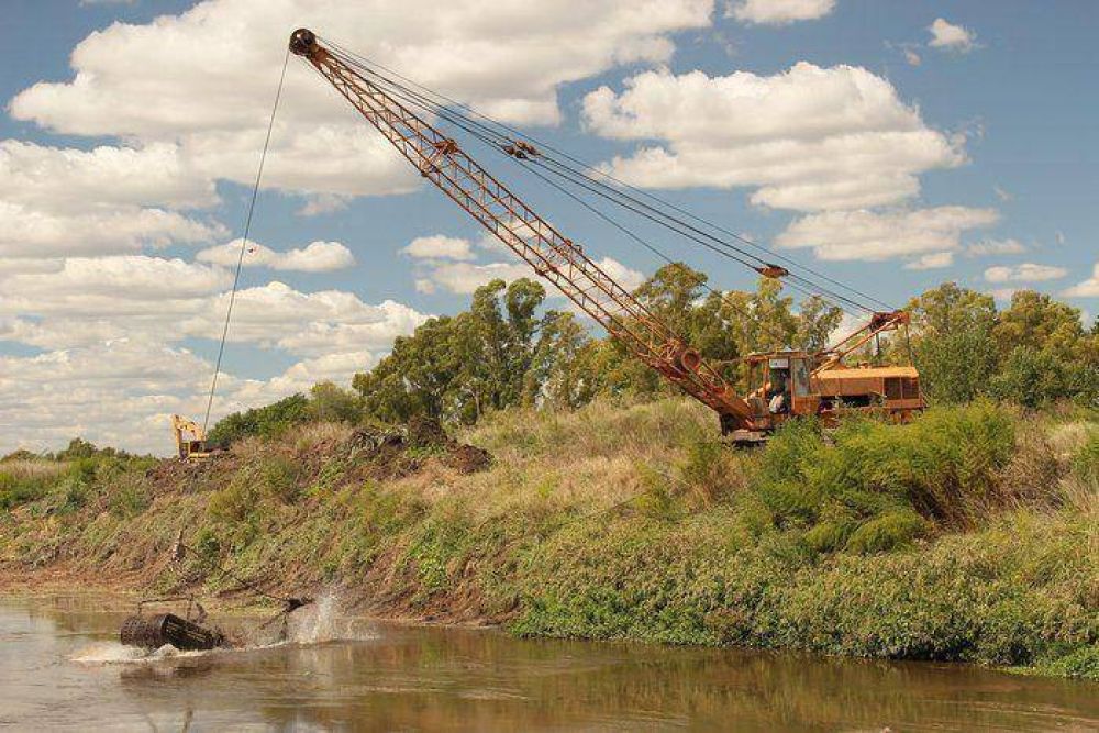 La dragalina ya est� trabajando aguas abajo del Puente Benavidez