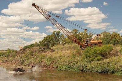 La dragalina ya est� trabajando aguas abajo del Puente Benavidez