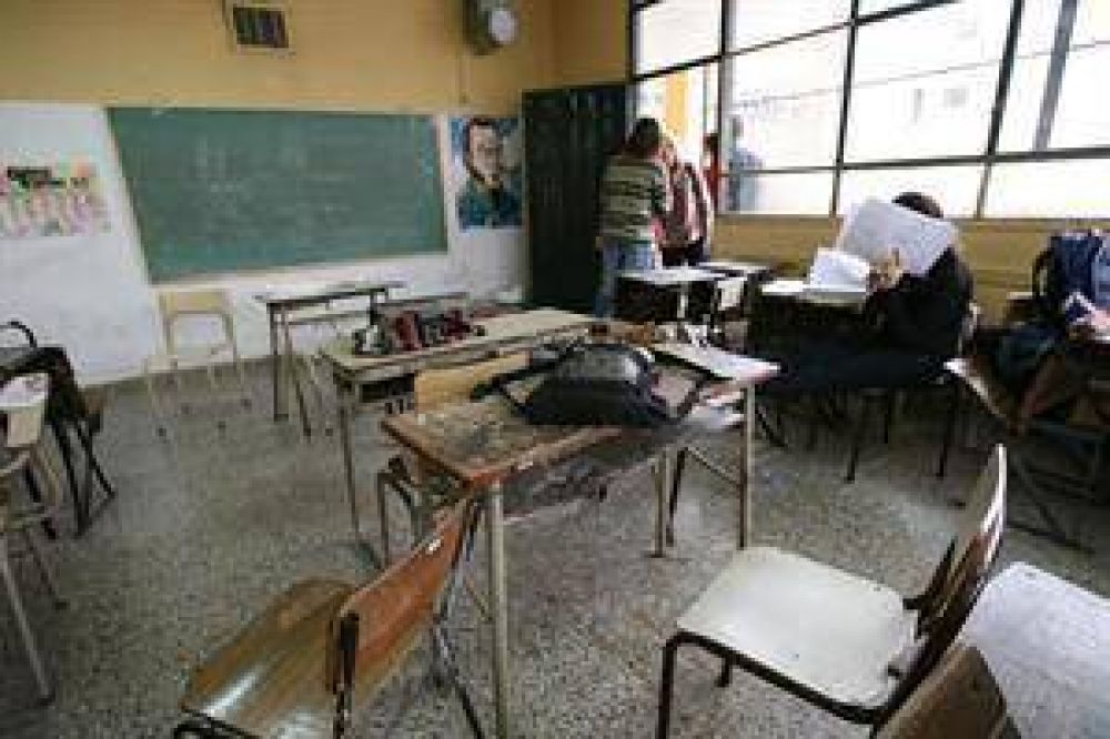 Scioli pide discutir los salarios docentes "con los chicos en las aulas"