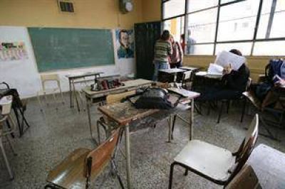 Scioli pide discutir los salarios docentes "con los chicos en las aulas"