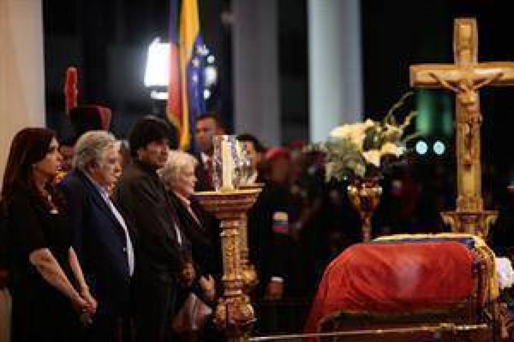 La Presidenta da su �ltimo adi�s a Ch�vez y vuelve al pa�s