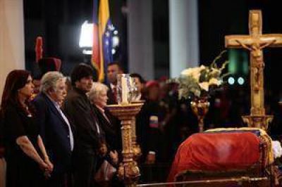 La Presidenta da su �ltimo adi�s a Ch�vez y vuelve al pa�s