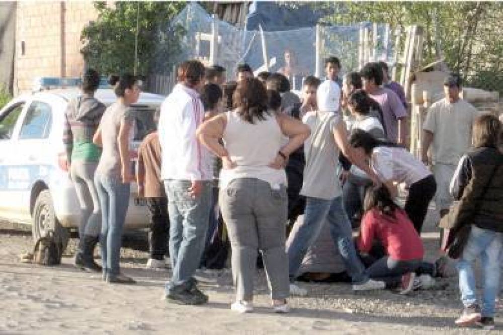Rompen a �garrotazos� los vidrios de dos patrulleros en medio de batalla campal