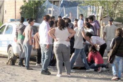 Rompen a �garrotazos� los vidrios de dos patrulleros en medio de batalla campal