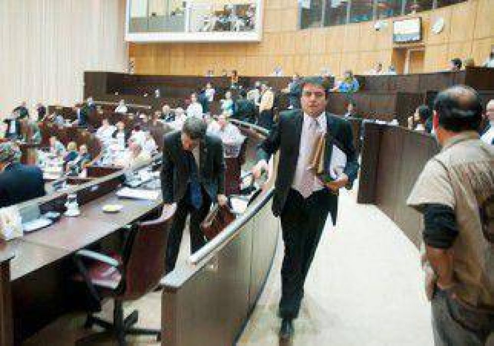 Sesi�n con esc�ndalo en la Legislatura 