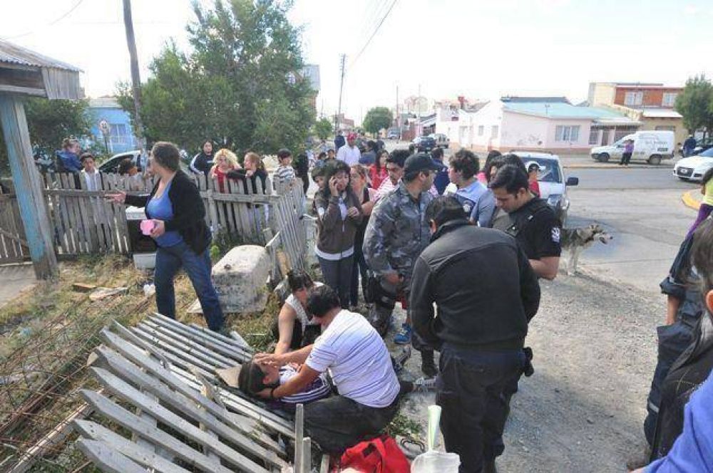 Ni�a es embestida tras un choque de camionetas