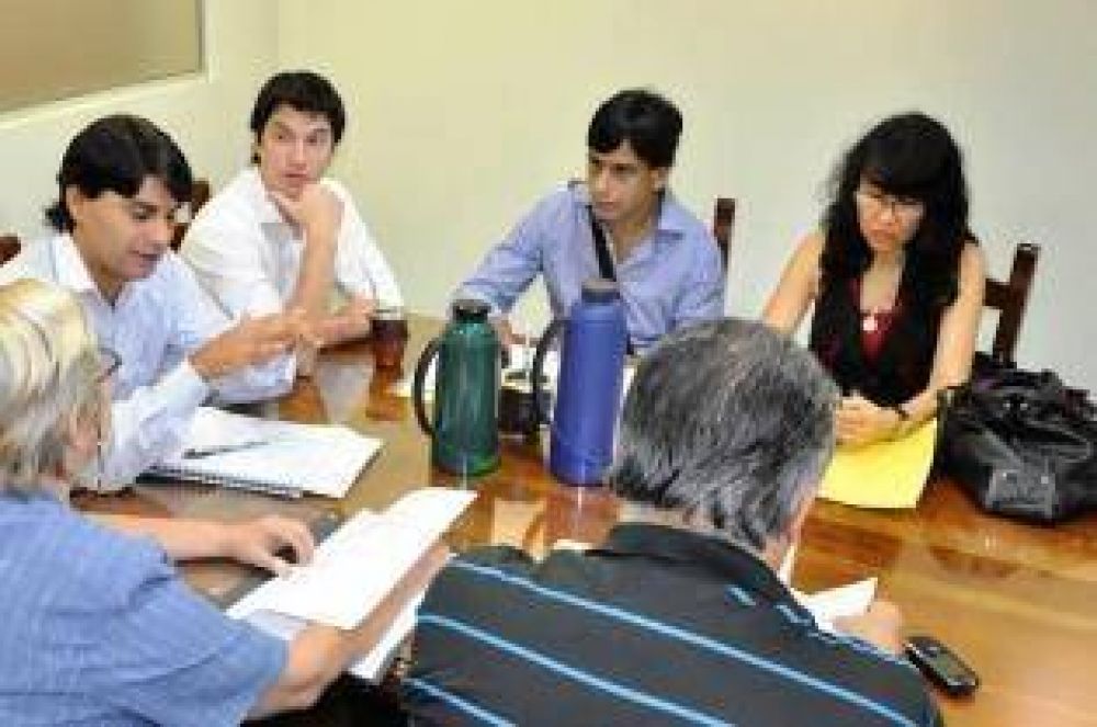 En la tercera reuni�n entre el Gobierno y UPCP a�n no hay acuerdo, pero sigue la negociaci�n ma�ana