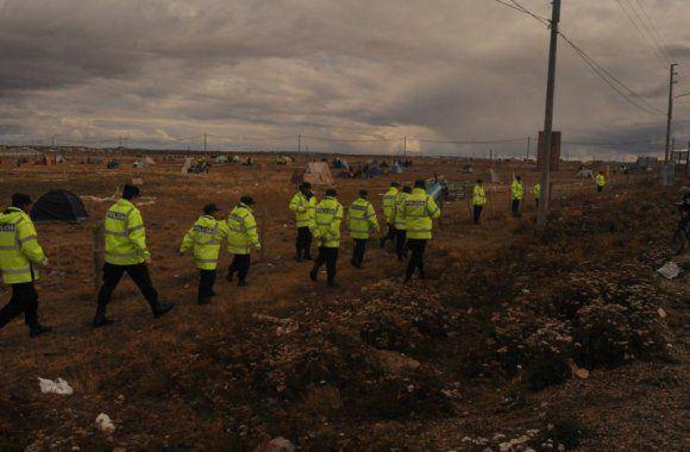 Tras los forcejeos y la resistencia se desisti� al desalojo