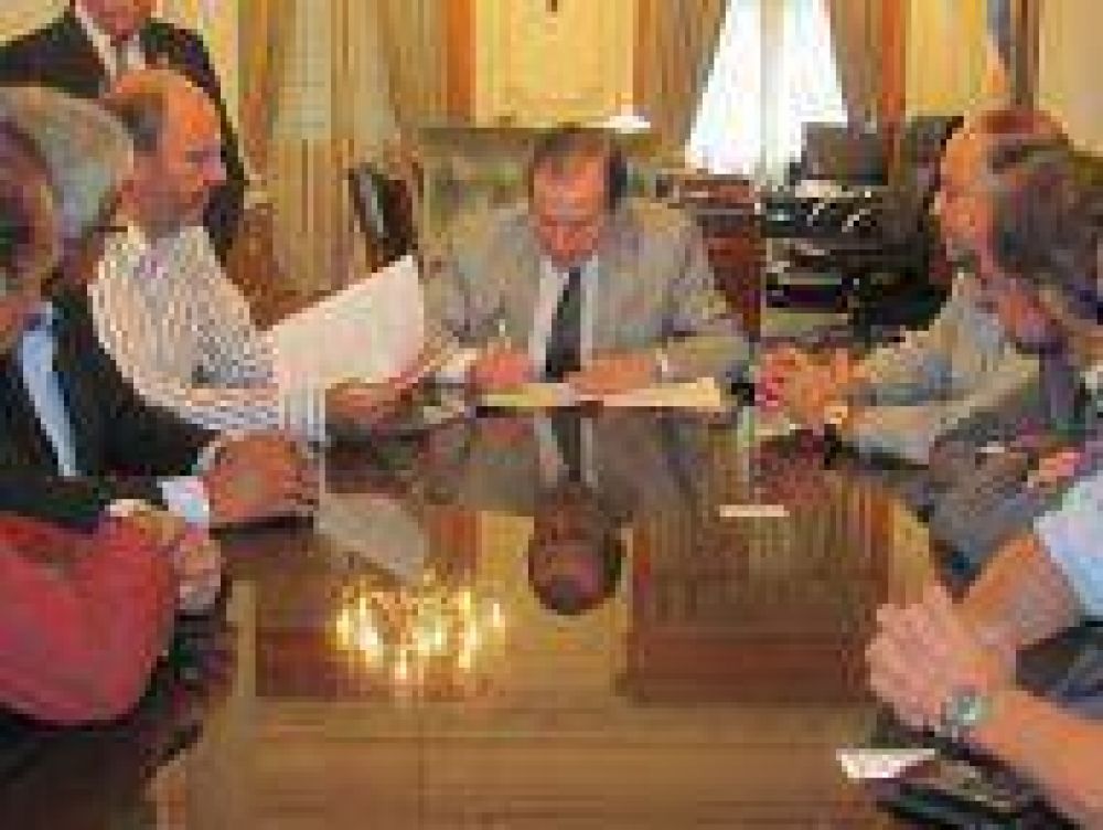 La UNNE y V�as Navegables sellaron un acuerdo que har� foco en la capacitaci�n