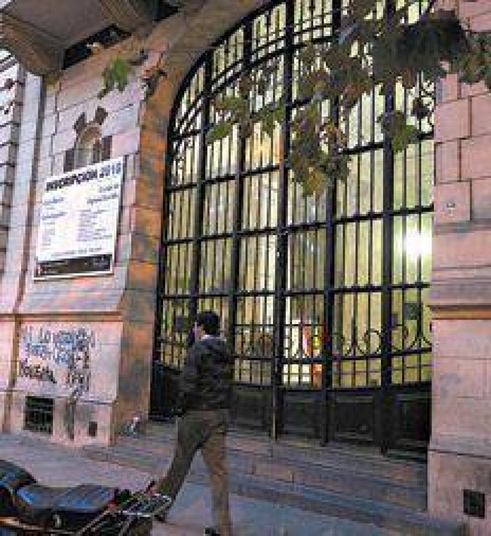 Castigados por tomar escuelas
