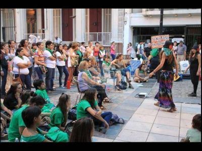 Distintas agrupaciones realizaron una intervenci�n urbana en Paran� a favor del aborto legal