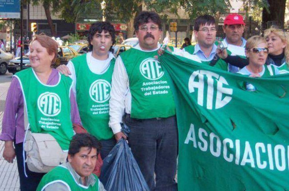 �Hay que encadenarse y mentir una fractura para que Capitanich te reciba�
