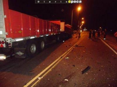 Violento choque de cami�n y auto dej� a un hombre muy grave