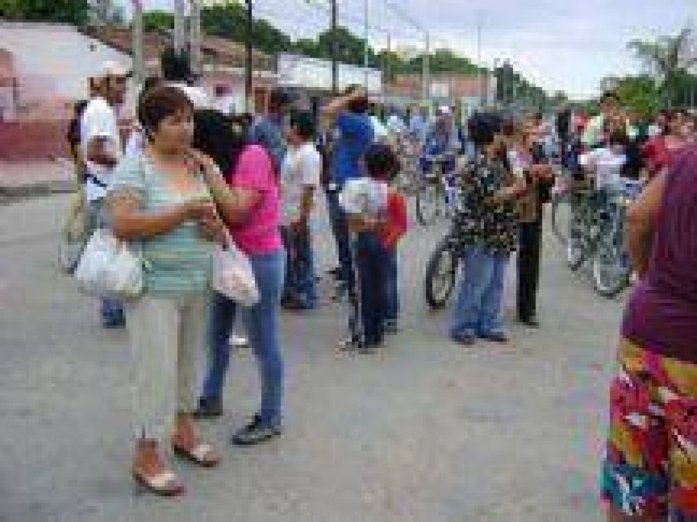 Vecinos piden la renuncia de m�dicos del Hospital Eva Per�n por la muerte de una beb�