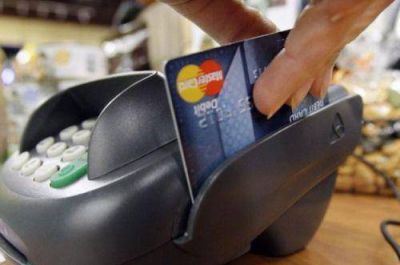 Instan a denunciar a comercios que cobran recargos por compras con tarjetas de cr�dito