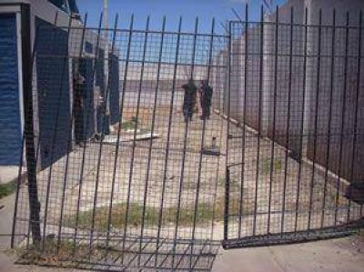 Destrozan un puesto policial durante un procedimiento	