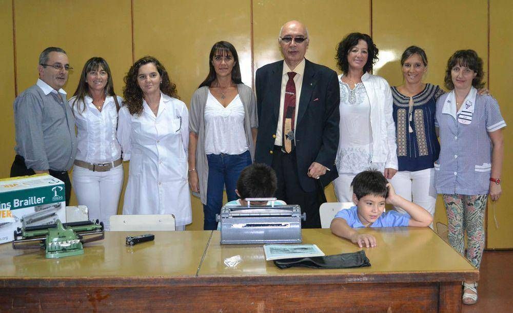 El Municipio don� una m�quina de escribir braile a la Escuela Especial N� 501