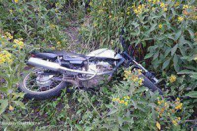 Hallan motocicleta oculta entre malezas
