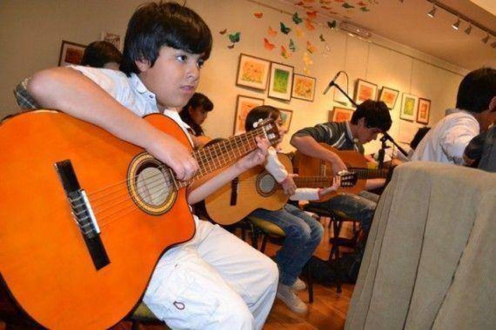 Cultura: Jvenes de 7 a 18 aos toman clases de guitarra gratuitas