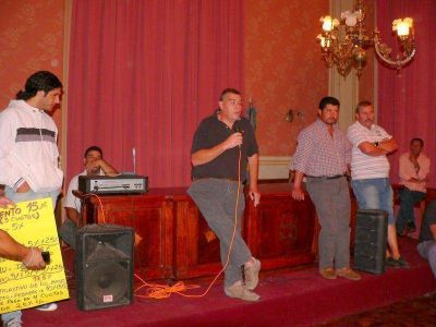 LOS MUNICIPALES APROBARON LA PROPUESTA DEL EJECUTIVO Y LEVANTARON EL PARO