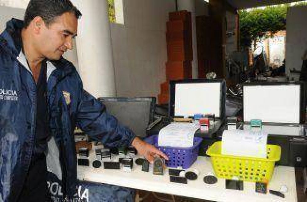Cae banda de falsificadores de t�tulos universitarios