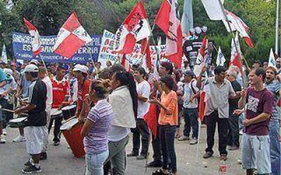 Gremios y partidos pol�ticos reclamaron por el Santamarina