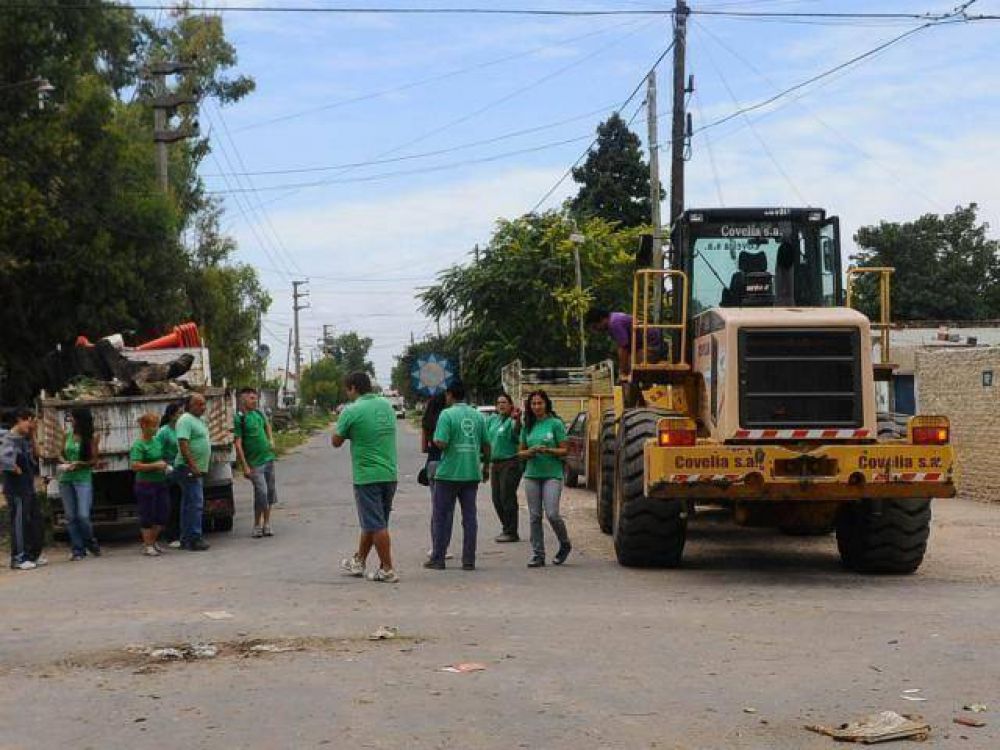Operativo de salud y limpieza en un barrio de Bernal Oeste